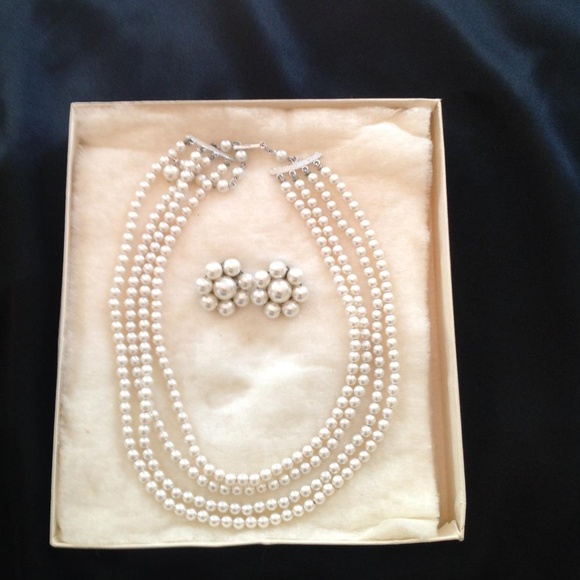 **SOLD**.Host Pick! 15% Discount Vintage Faux Pearl Jewelry Necklace Earring Set - Picture 2 of 6
